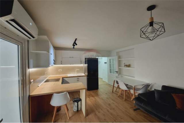 Tirane, jepet me qera apartament 1+1 Kati 2, 50 m² 350 Euro (Petro Nini Luarasi)