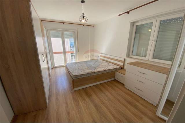 Tirane, jepet me qera apartament 2+1+BLK Kati 2, 107 m² 350 Euro (FRESKU)