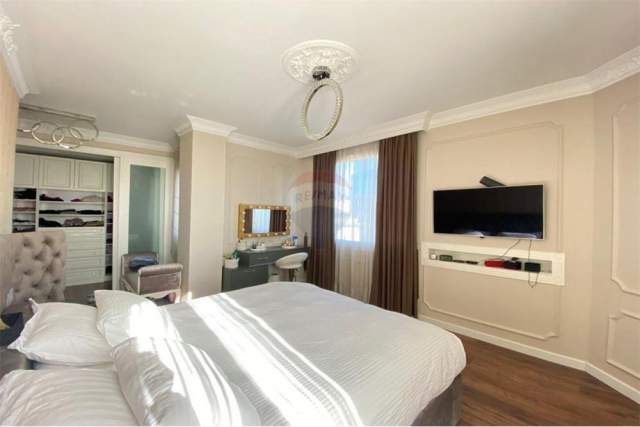 Tirane, shitet apartament Kati 4, 160 m²  (qender)