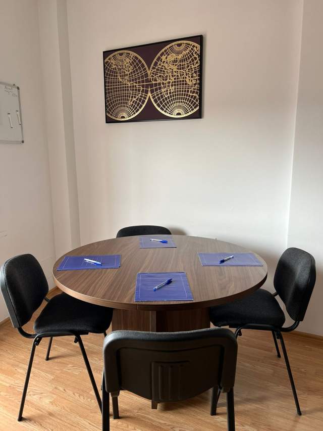 Kompani konsulence jep me qera nje zyre / Società di consulenza, affitta ufficio