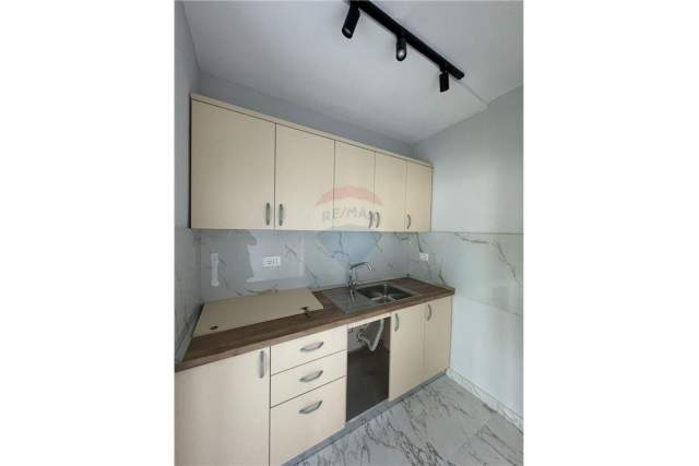 Tirane, jepet me qera apartament 3+1 Kati 4, 90 m² 400 Euro