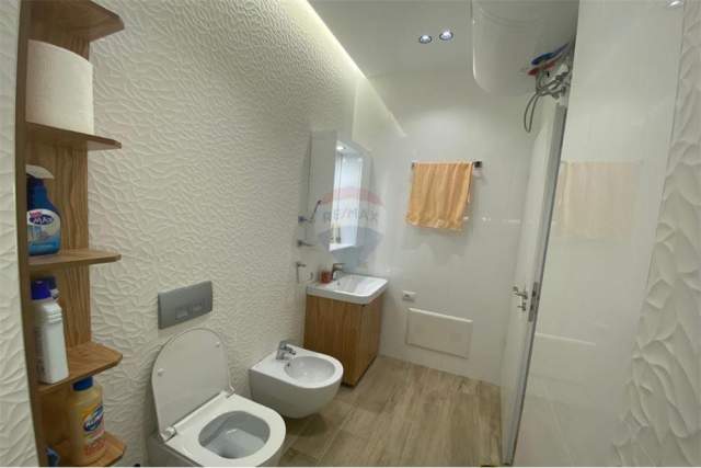 Tirane, jepet me qera apartament 1+1+BLK Kati 9, 77 m² 550 Euro (Kompleksi Magnet)