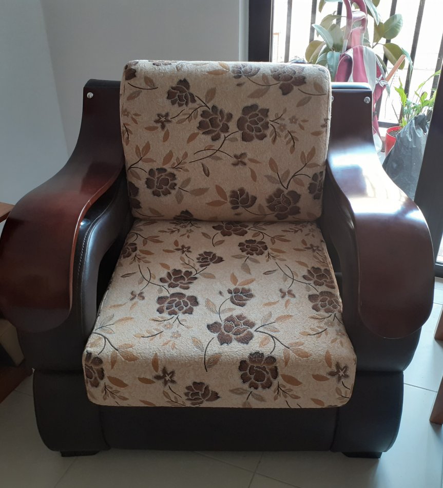 Tirane, shes OKAZION: Shitet komplet kolltuqesh me krevat te brendshem 45,000 leke. Mobilje (mbajtese) TV dhurate. 460 €