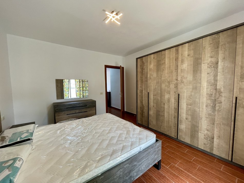 Tirane, jepet me qera apartament 2+1+Ballkon Kati 6, 600 € (Komuna e Parisit afer Kristalit)