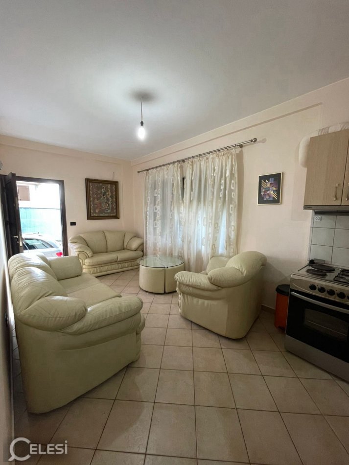 Tirane, jepet me qera apartament 1+1+Ballkon Kati 1, 60 m² 350 € (SELITE)
