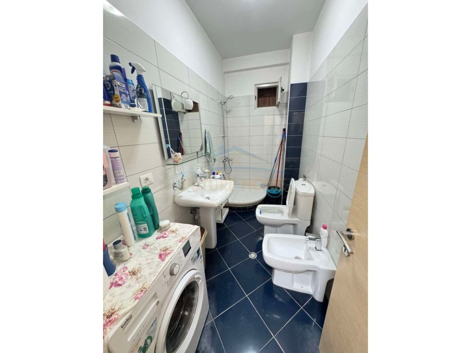 Tirane, jepet me qera 1+1 Kati 6, 75 m² 500 € (prane market &quot;Well&quot;, Unaza e Re, Tirane)