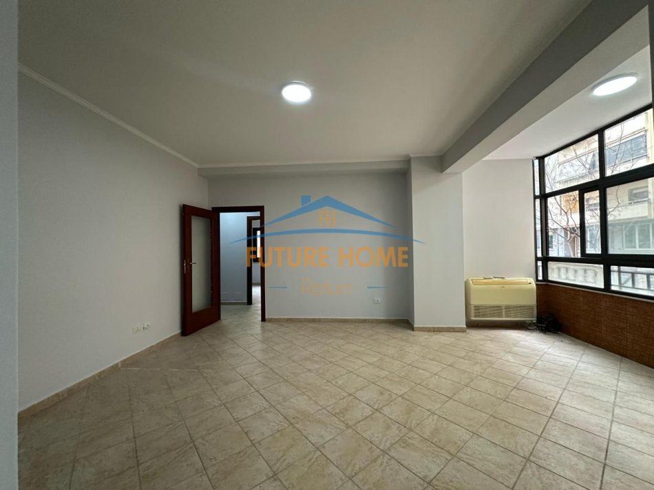 Tirane, shitet apartament 3+1 Kati 2, 145 m² 295.000 € (Komuna e Parisit)
