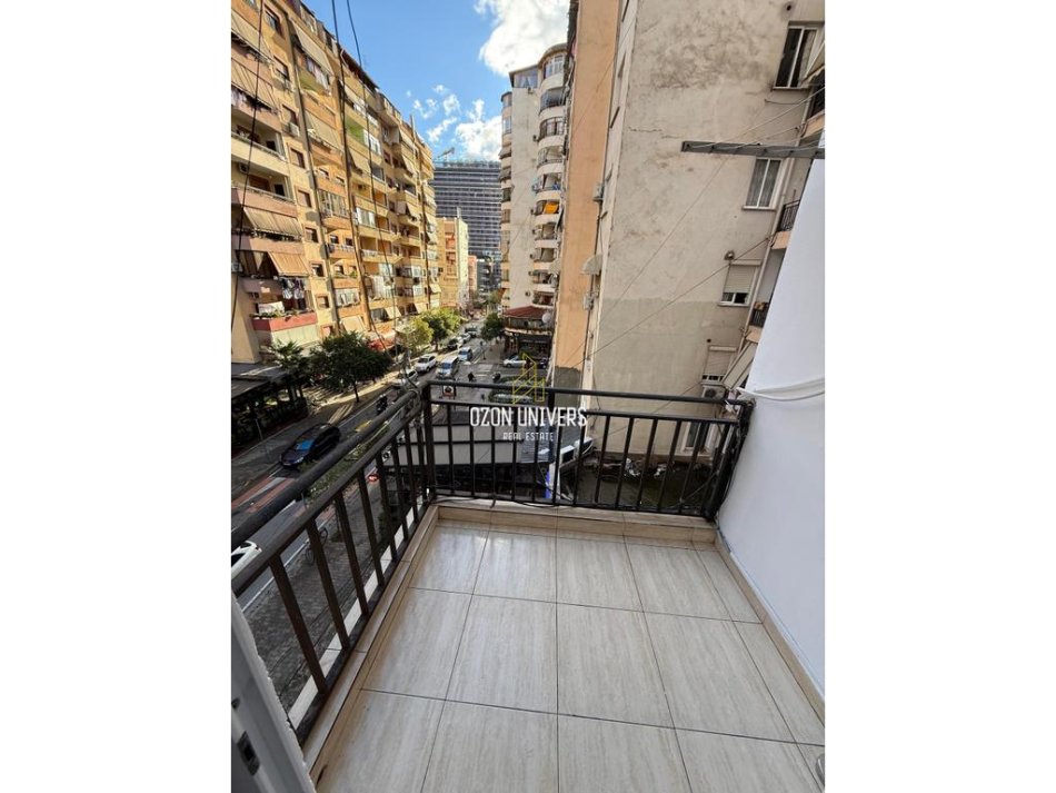 Tirane, jepet me qera apartament 1+1 Kati 3, 65 m² 600 € (Komuna e Parisit!)