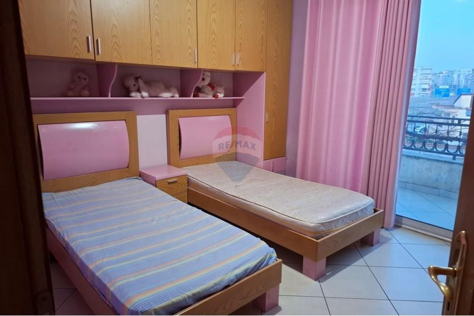 Tirane, jepet me qera 2+1 Kati 2, 152 m² 600 € 