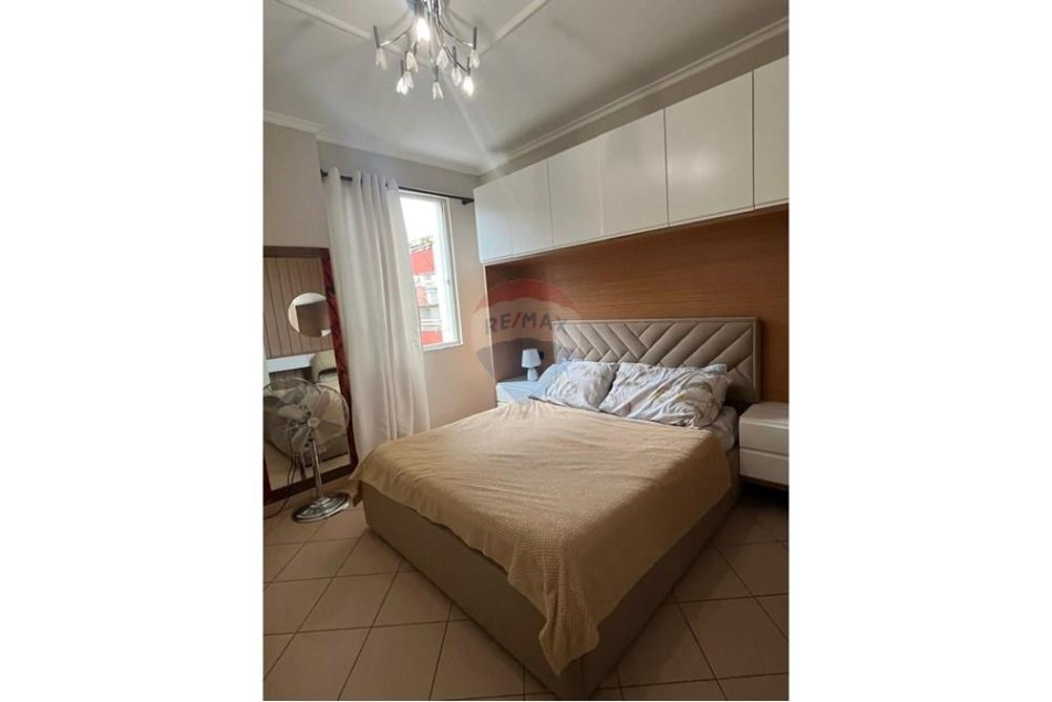 Tirane, jepet me qera 2+1 , 100 m² 700 € 