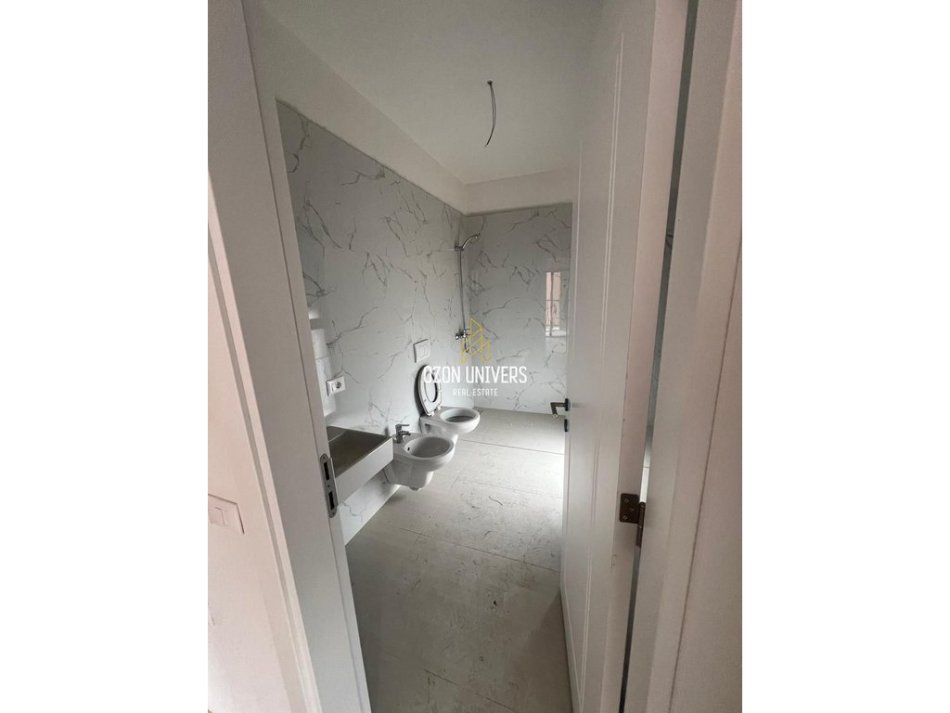 Tirane, jepet me qera ambjent biznesi Kati 6, 118 m² 670 € (Bulevardi i Ri)