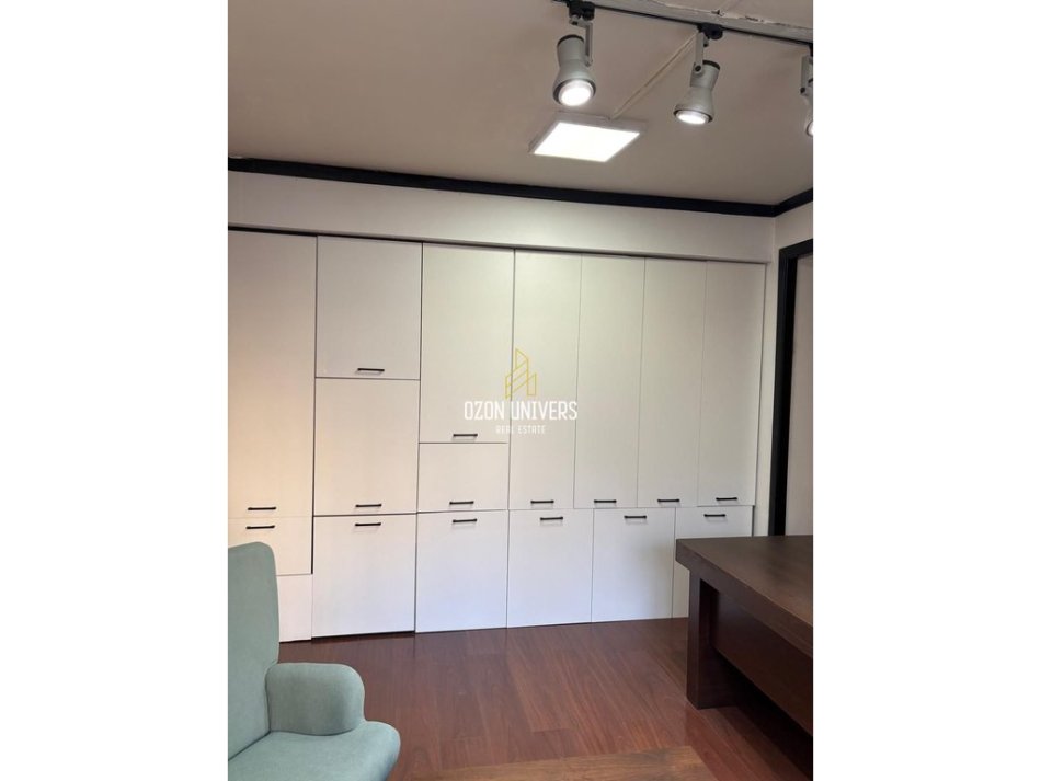 Tirane, jepet me qera ambjent biznesi Kati 2, 156 m² 2.500 € (Bllok)