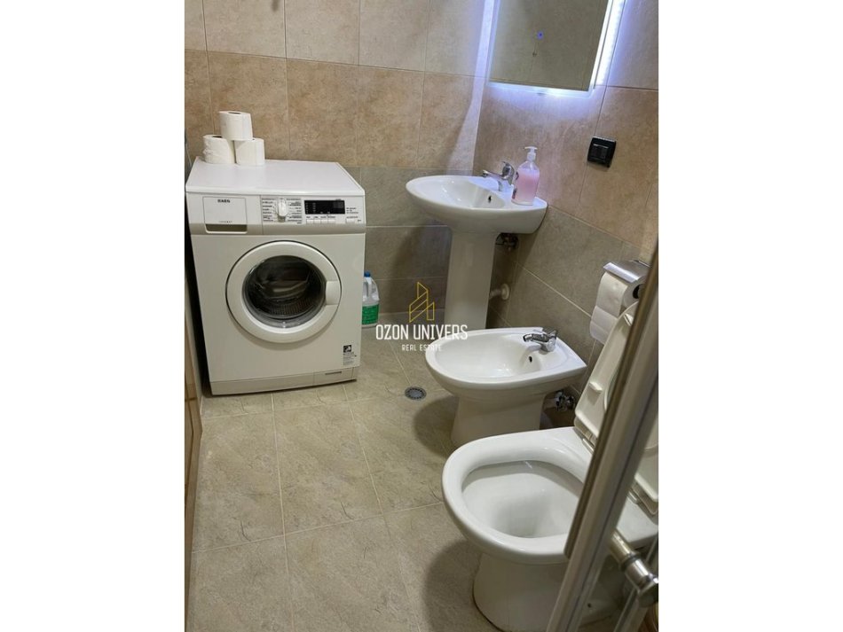 Tirane, jepet me qera apartament 2+1+Ballkon Kati 7, 85 m² 800 € (Petro Nini Luarasi)