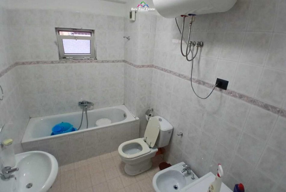 Tirane, jepet me qera apartament 1+1 Kati 10, 100 m² 600 € (prane kishes katolike)