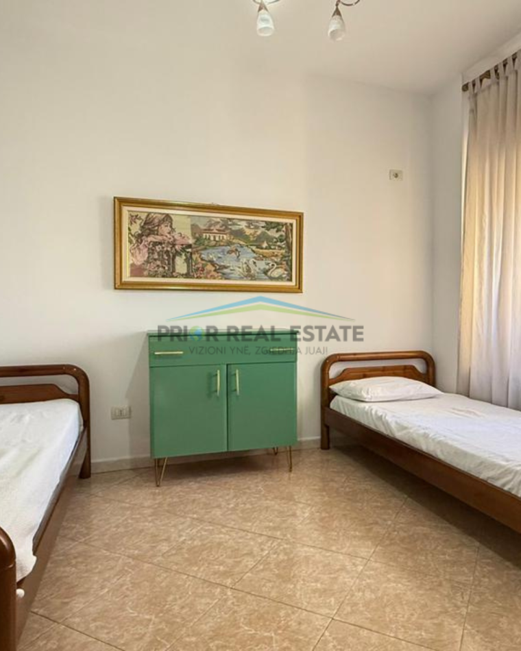Tirane, jepet me qera apartament 2+1+Ballkon Kati 4, 110 m² 750 € (Komuna e Parisit)