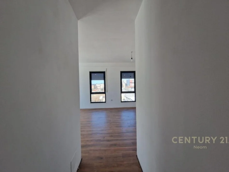 SHITET APARTAMENT 2+1+2+VERANDE NE PORCELAN.