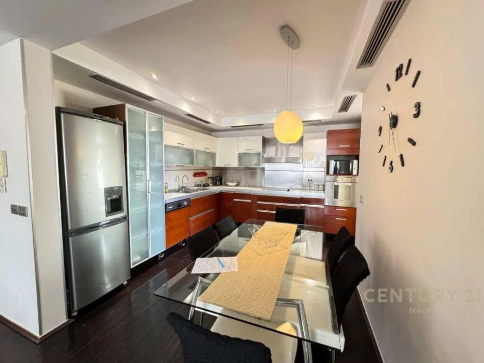 Jepet me Qira Apartament 2+1+2 me Post Parkimi tek Komuna e Parisit !