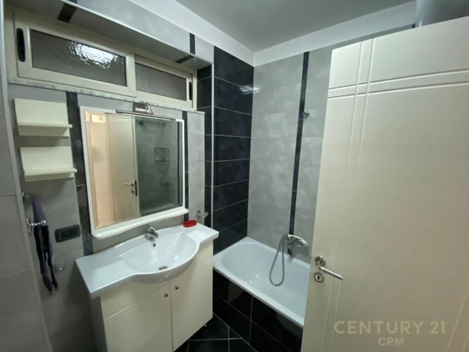 JAPIM APARTAMENT ME QIRA 2+1+2 TEK KOMUNA E PARISIT!