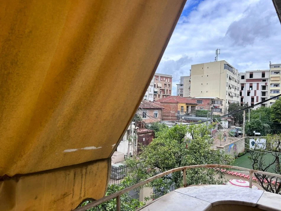 Tirane, jepet me qera apartament 1+1, Kati 2, 70 m² 400 € (Rruga Fortuzi, Tirane.)