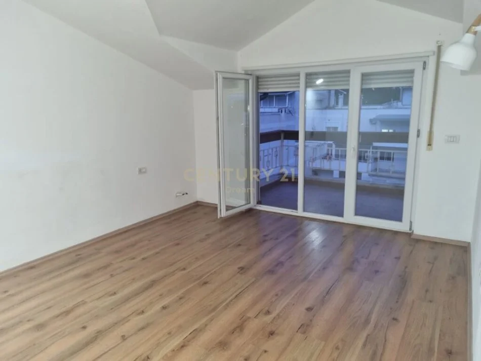 Tirane, jepet me qera apartament duplex Dublex, Kati 4, 155 m² 400 € (Fresku)
