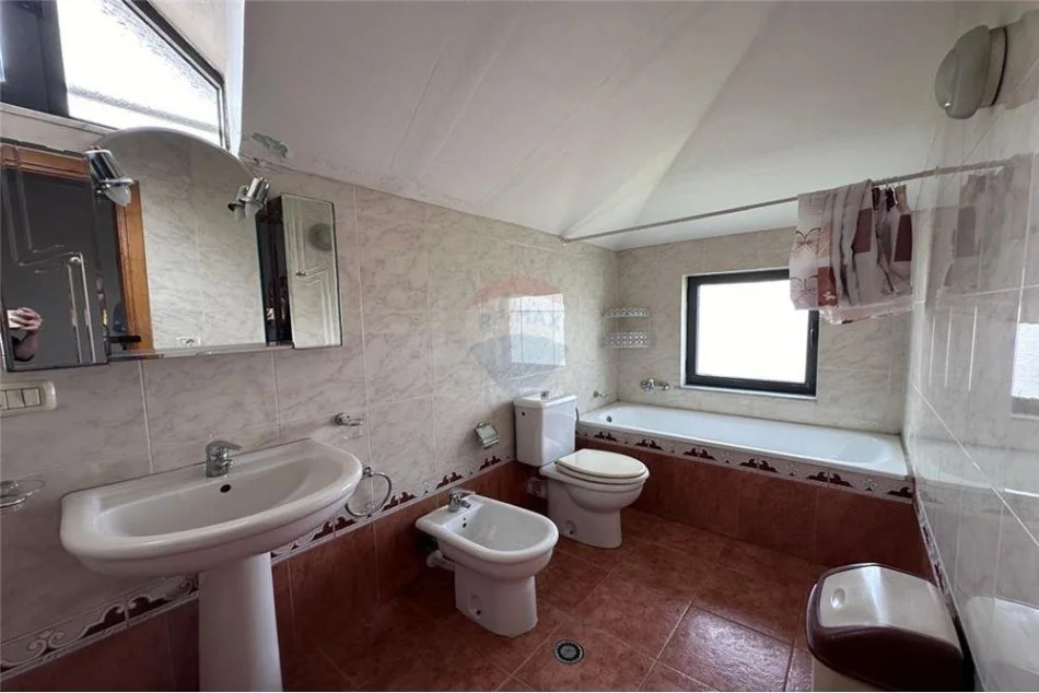 Tirane, jepet me qera apartament duplex Dublex, Kati 2, 165 m² 600 € (Rruga Starvi Themeli)