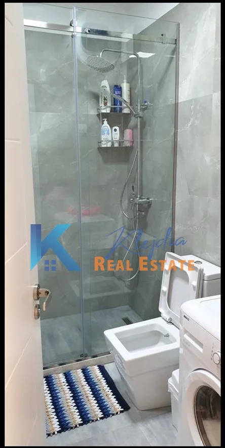 Tirane, jepet me qera apartament 2+1+Ballkon Kati 2, 93 m² 