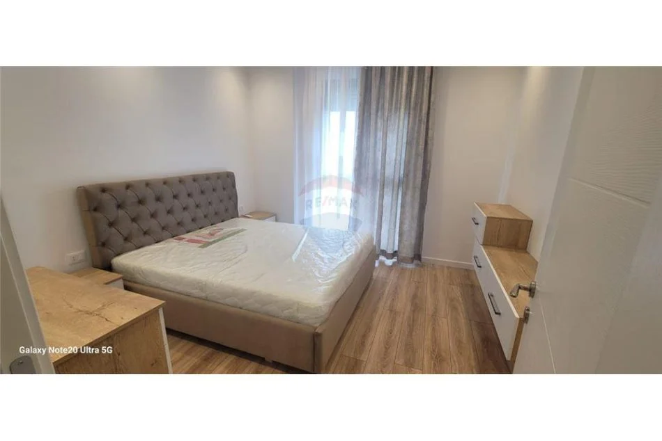 Tirane, jepet me qera apartament 1+1 , 79 m² 550 € (Kopshti Botanik)