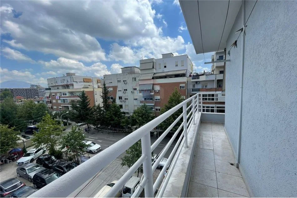 Tirane, jepet me qera apartament 2+1 Kati 3, 82 m² 550 € (Rruga Robert Zhvarc - Komuna e Parisit - Kristal Center)