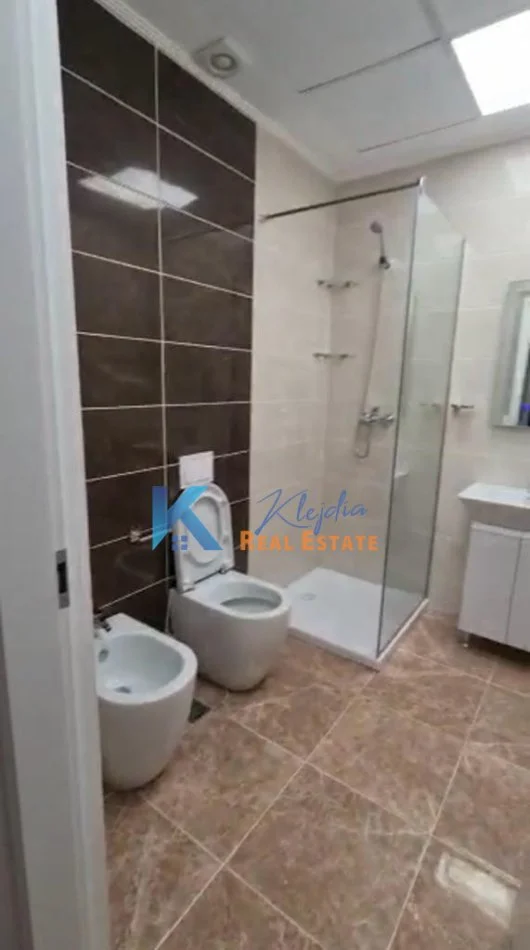 Tirane, jepet me qera apartament 1+1 Kati 3, 65 m² 460 € (Ish parku, te kompleksi Alba)