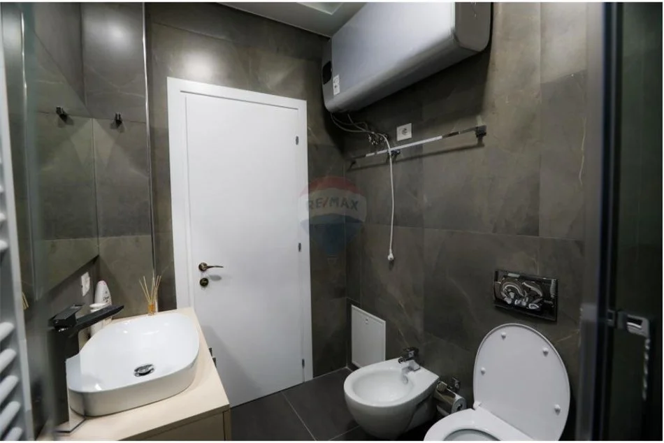 Tirane, jepet me qera apartament 2+1 Kati 4, 118 m² 1.000 € (Rruga Myrtezim Kellici - Qender)