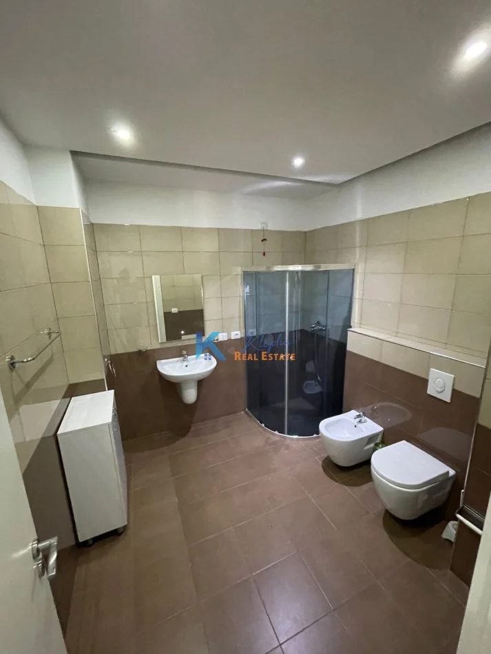 Tirane, jap me qera zyre Kati 7, 132 m² 1.200 € (Rrethrrotullimi i Zogut te Zi)