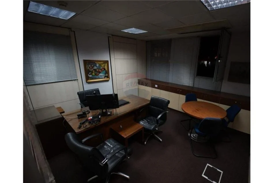 Tirane, jepet me qera ambjent biznesi Kati 0, 312 m² 10.000 € (Rruga e Kavajes)