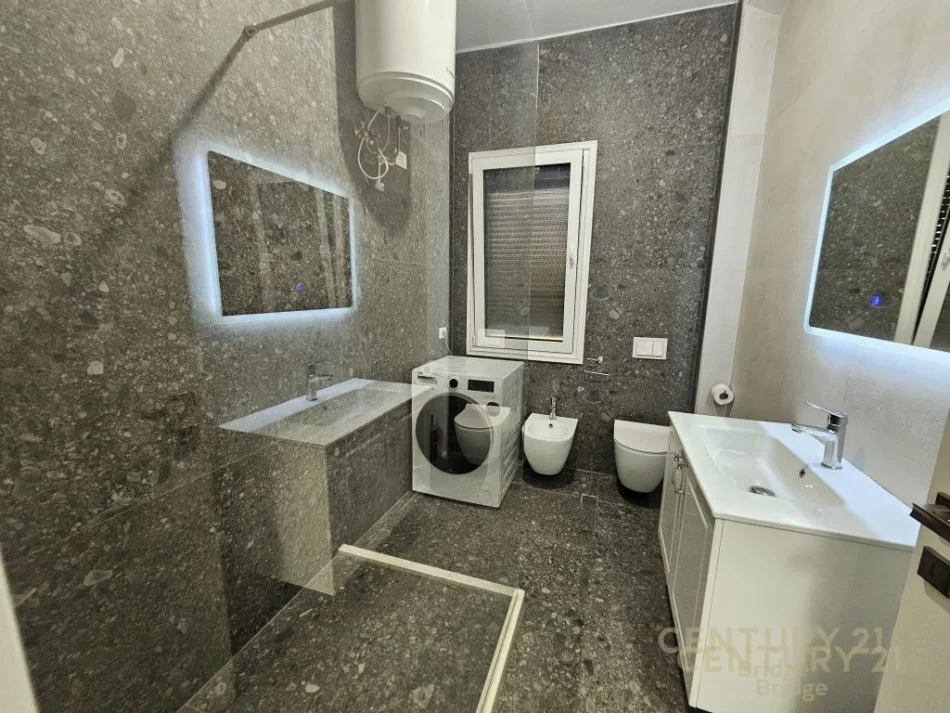 Tirane, jepet me qera apartament 3+1 Kati 2, 160 m² 600 € (sauk)