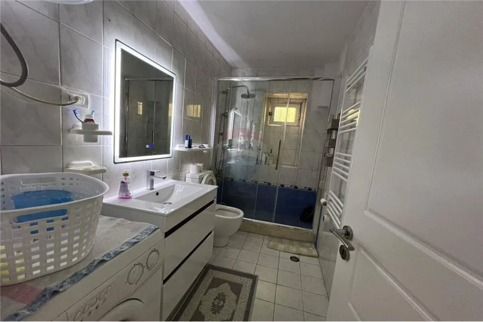 Tirane, jepet me qera apartament 2+1 Kati 1, 81 m² 700 € (Pazari i Ri, Rruga Tefta Tashko, 9-Kateshet)