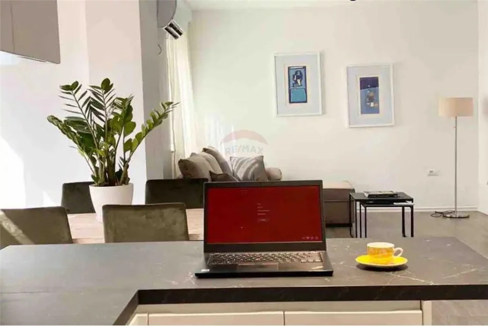 Tirane, jepet me qera apartament 1+1 Kati 5, 75 m² 700 € (Rruga Hoxha Tahsim - Optika Roma - Pazari i Ri)