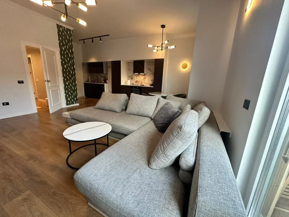 Tirane, jepet me qera apartament 2+1 , 140 m² 2.000 € (Rruga Papa Gjon Pali II - Air Albania Stadium)