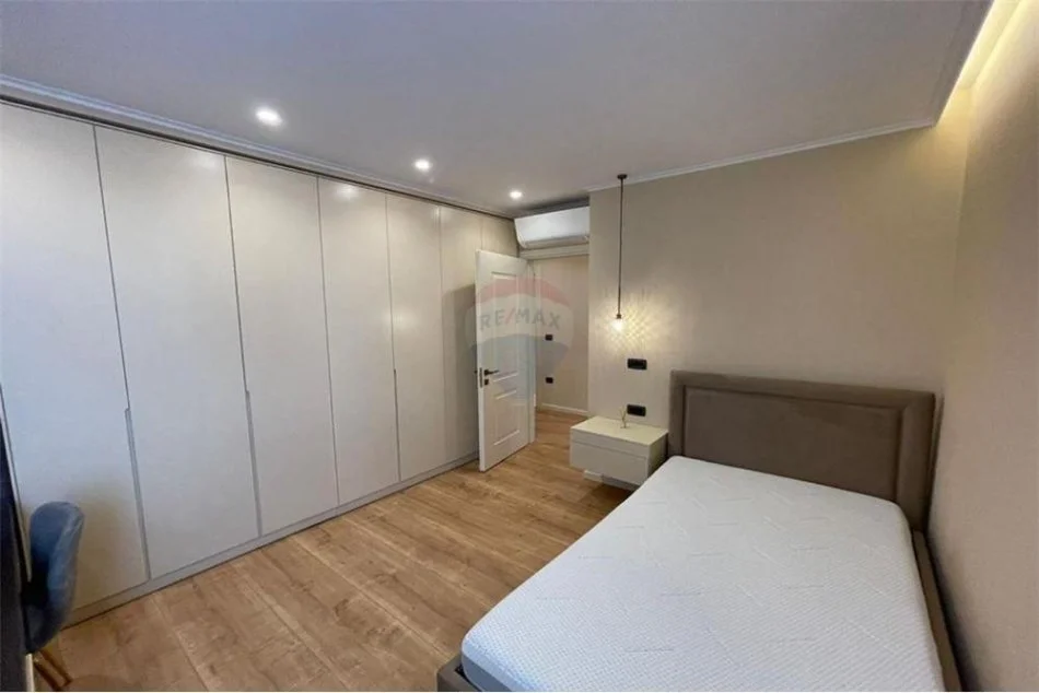 Tirane, jepet me qera apartament 2+1 Kati 4, 108 m² 1.100 € (Perballe Toptani Center - Qendër)