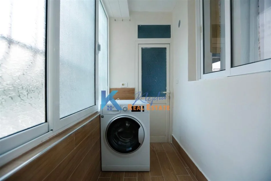 Tirane, jap me qera apartament 1+1+Ballkon Kati 1, 65 m² 500 € (afer Bllokut dhe Liqenit Artificial)