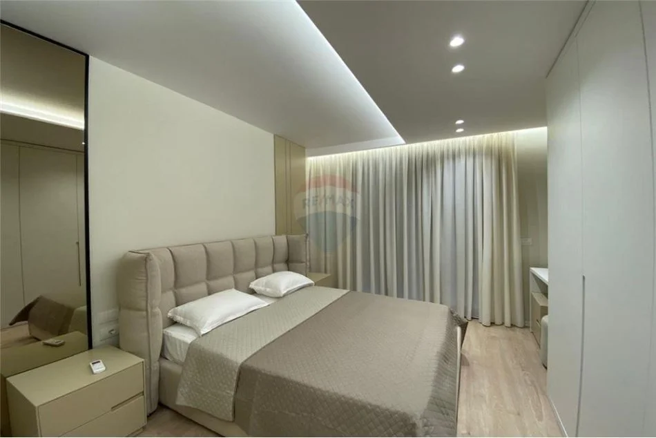 Tirane, jepet me qera apartament 1+1 Kati 3, 77 m² 1.000 € (Rruga e Brrikadave - Prane Galerise - Qendër)