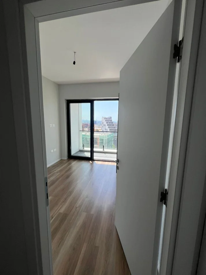 Tirane, jepet me qera zyre Kati 7, 90 m² 500 € (Kompleksi Arlis, prane Farmacise nr.10)