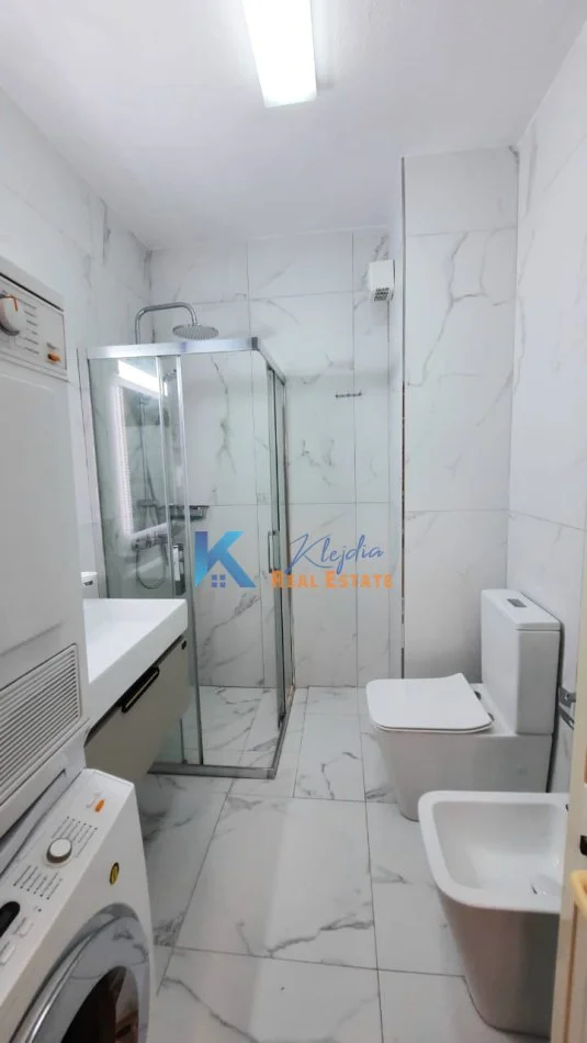 Tirane, jepet me qera apartament 1+1 Kati 2, 72 m² 600 € (Kopshti Botanik)