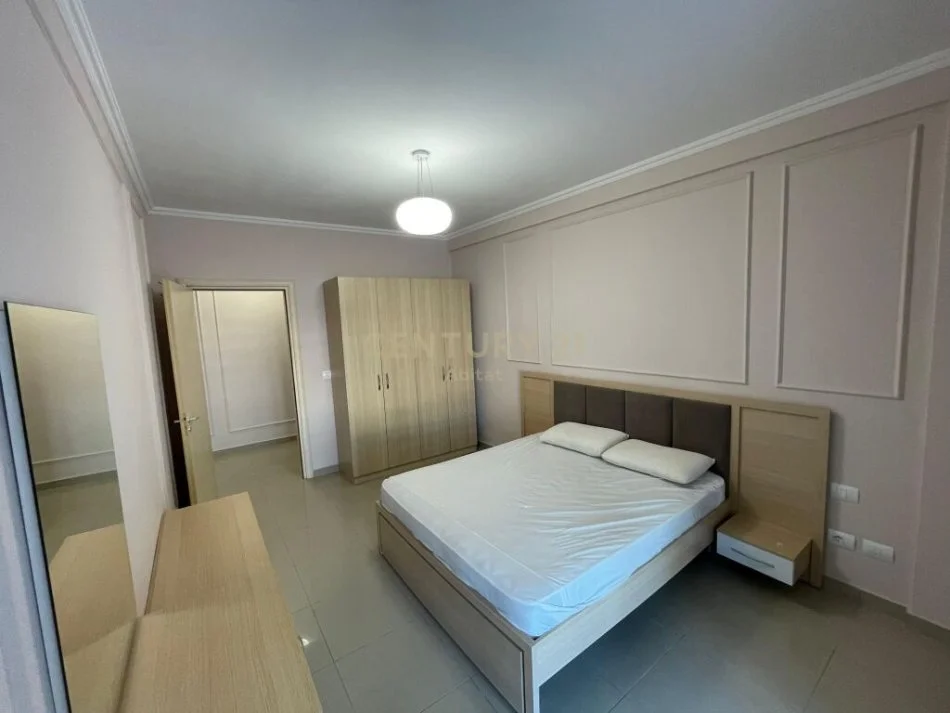 Tirane, jepet me qera apartament 1+1 Kati 5, 500 € (bulevardi i ri)