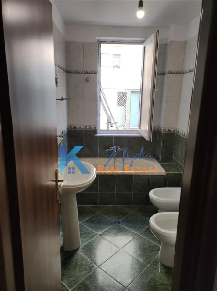 Tirane, jap me qera apartament 2+1+Ballkon Kati 2, 116 m² 600 € (Liqeni i Thate, Rruga Eduard Mano)