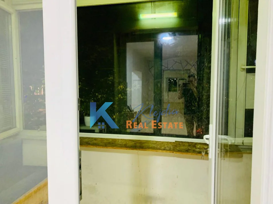 Tirane, jepet me qera zyre Kati 2, 140 m² 1.000 € (Rruga e Durresit, afer Kafe Flora)