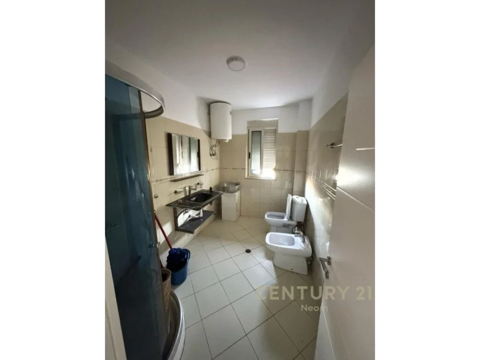 Tirane, shitet apartament 3+1 Kati 6, 175 m² 250.000 € (liqeni i thate)