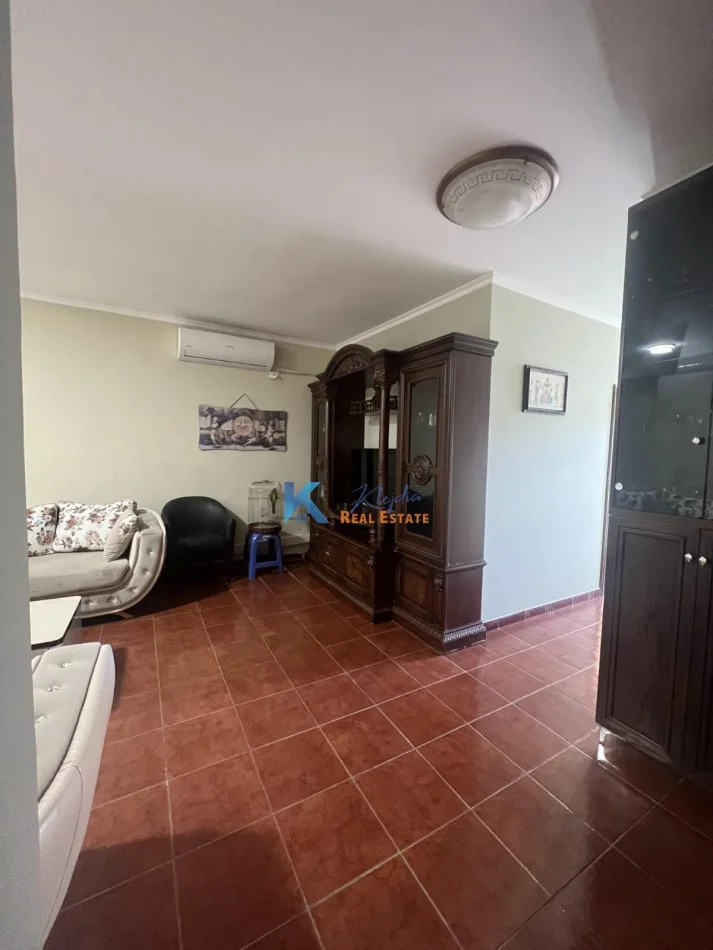 Tirane, jap me qera apartament 3+1+Ballkon Kati 9, 125 m² 600 € (Komuna e Parisit, afer Kika 1)