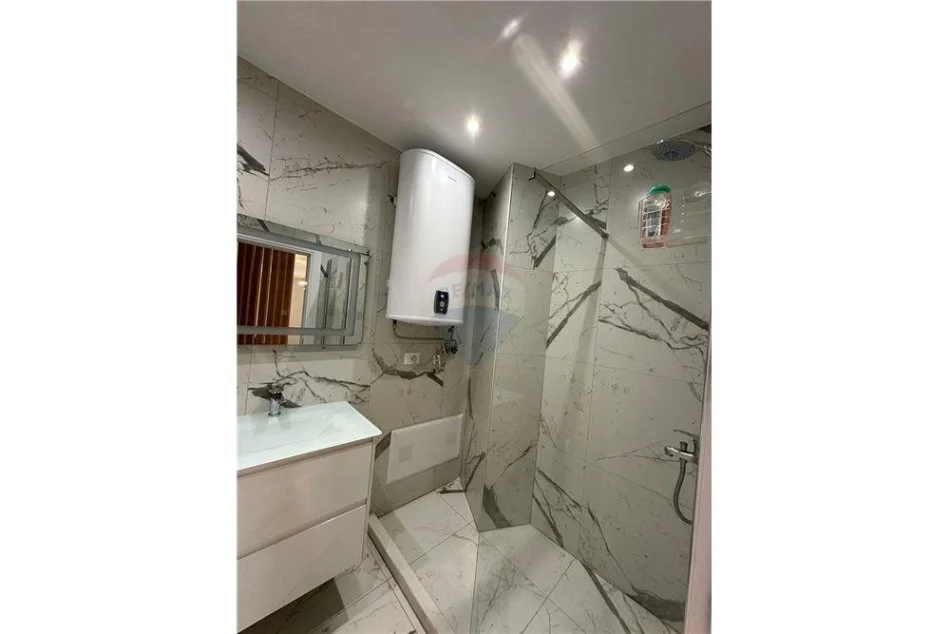 Tirane, jepet me qera apartament 2+1 Kati 4, 95 m² 850 € (Rruga e Barrikadave - Pazari i Ri)