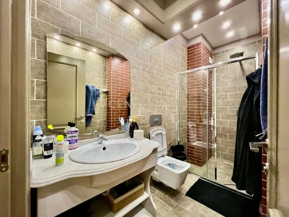 Tirane, jepet me qera apartament 2+1 Kati 1, 110 m² 900 € (liqeni i thate)