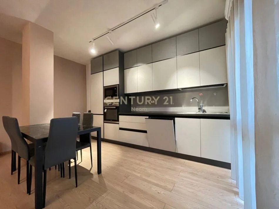 Tirane, jepet me qera apartament 2+1 Kati 3, 125 m² 700 € (kristal center)