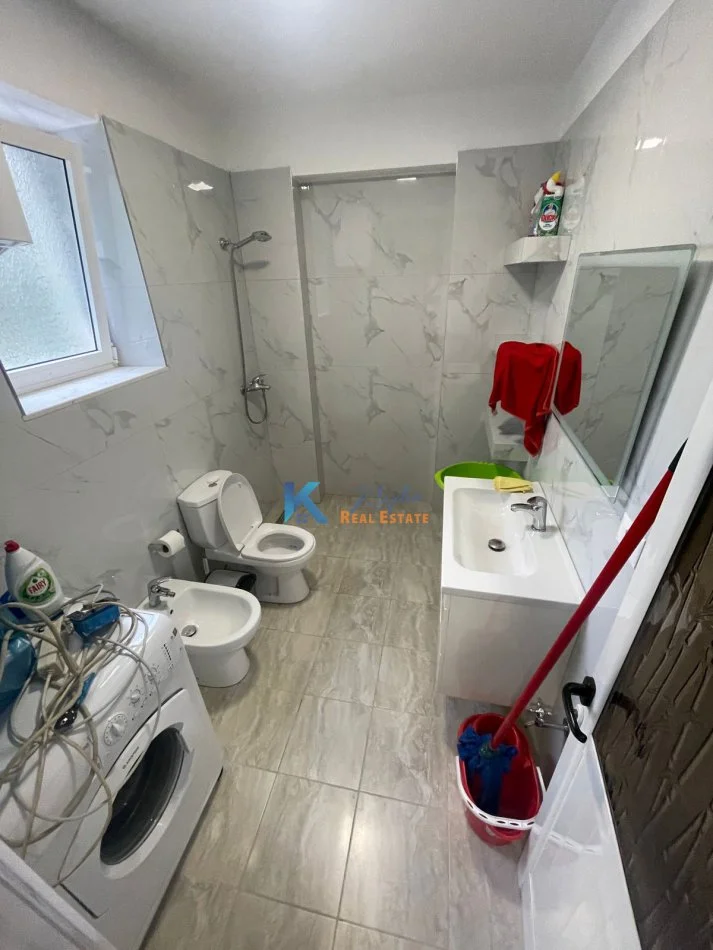 Tirane, jap me qera apartament 2+1+Ballkon Kati 2, 100 m² 800 € (Afer Librit Universitar)